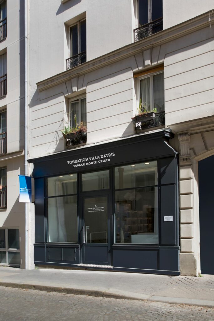 Espace-Monte-Cristo-vitrine-verticale-2025- 1001 vies facade